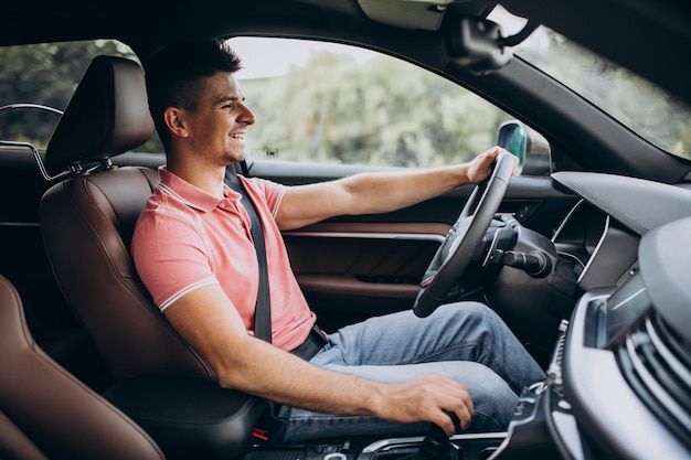 Foto gratuita hombre guapo en su auto