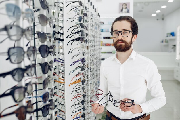 Hombre guapo en una tienda de óptica