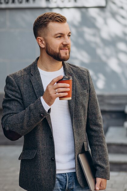 Hombre guapo tomando café en la calle