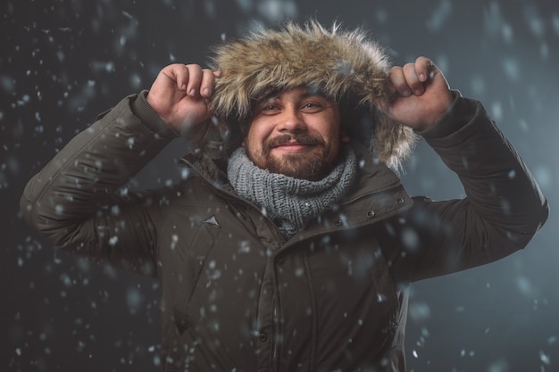 Foto gratuita hombre guapo en tormenta de nieve