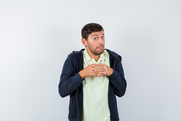 Hombre guapo con un traje casual