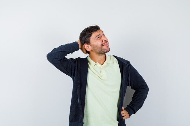 Hombre guapo con un traje casual