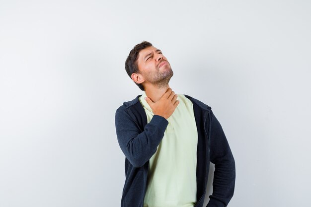 Hombre guapo con un traje casual