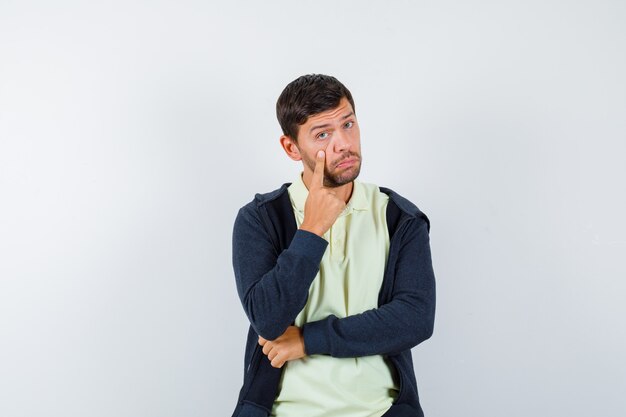 Hombre guapo con un traje casual