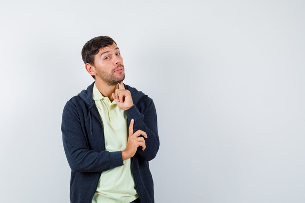 Hombre guapo con un traje casual