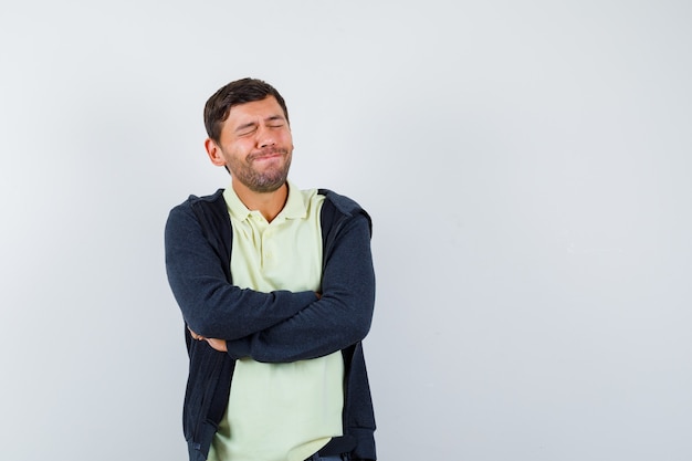 Foto gratuita hombre guapo con un traje casual