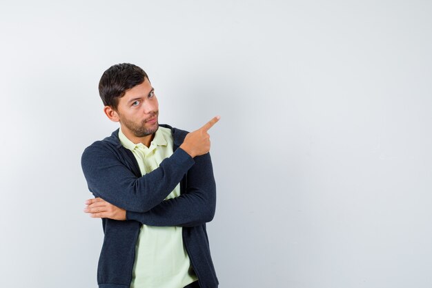 Hombre guapo con un traje casual