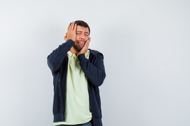 Foto gratuita hombre guapo con un traje casual