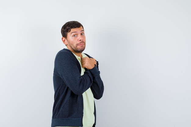 Hombre guapo con un traje casual