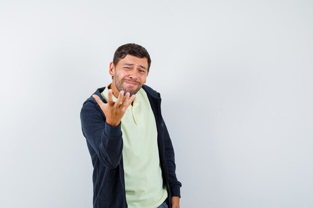 Hombre guapo con un traje casual