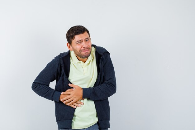 Hombre guapo con un traje casual