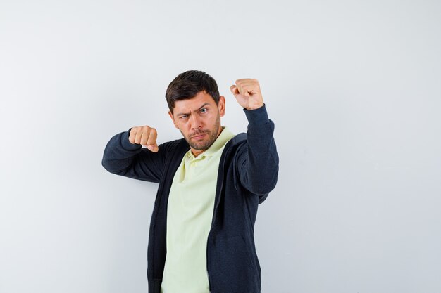 Hombre guapo con un traje casual