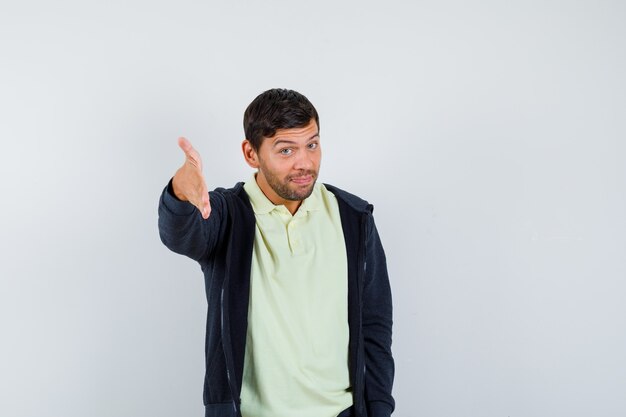 Hombre guapo con un traje casual