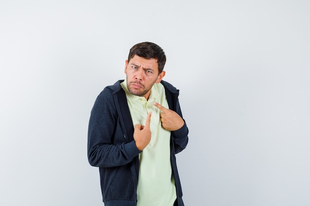 Hombre guapo con un traje casual