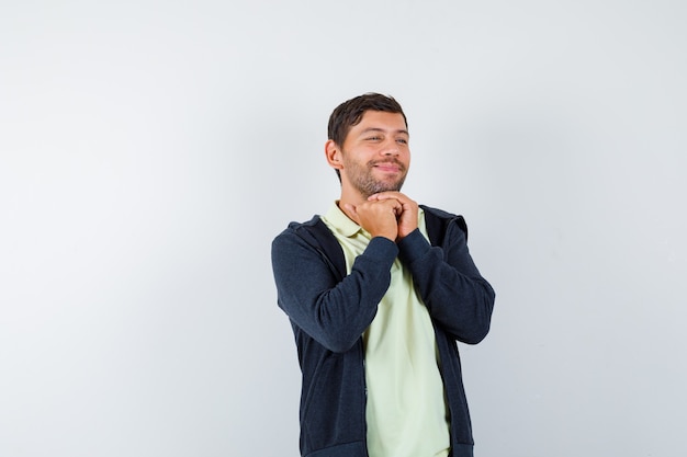 Hombre guapo con un traje casual