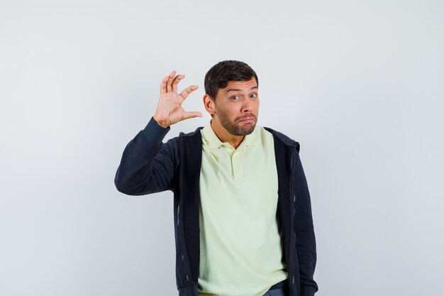 Hombre guapo con un traje casual