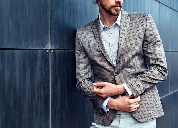 Foto gratuita hombre guapo en traje a cuadros gris