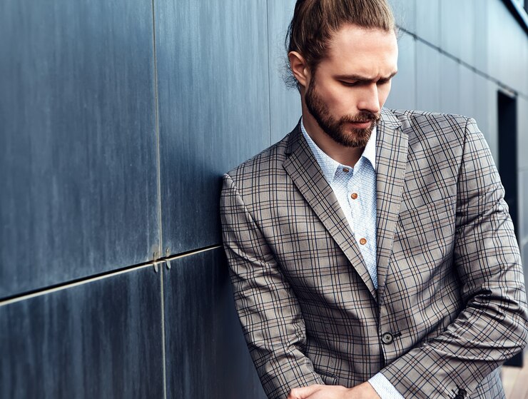 Hombre guapo en traje a cuadros gris