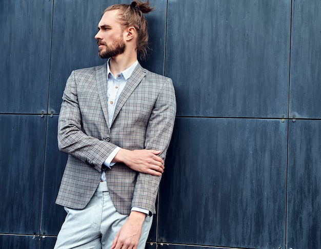 Foto gratuita hombre guapo en traje a cuadros gris