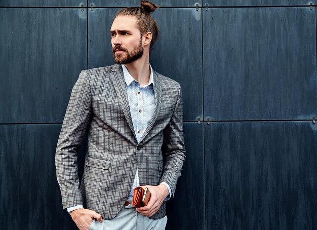 Hombre guapo en traje a cuadros gris