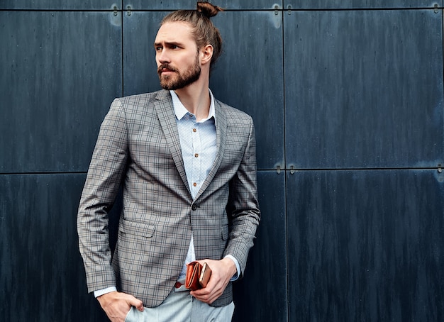 Hombre guapo en traje a cuadros gris