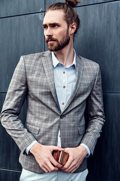 Foto gratuita hombre guapo en traje a cuadros gris