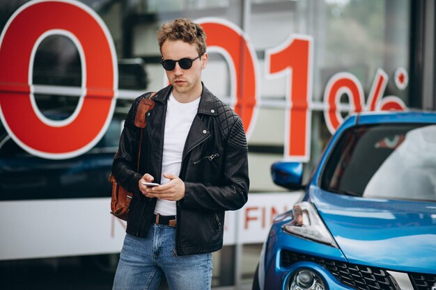 Hombre guapo usando el teléfono, compras en línea