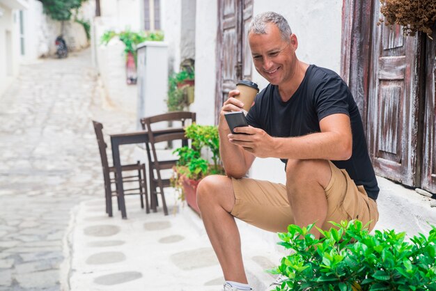 Hombre guapo usando el teléfono inteligente.