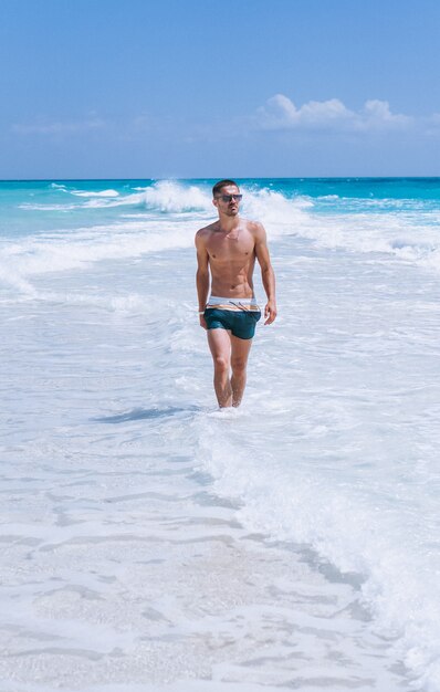 Hombre guapo de vacaciones junto al mar