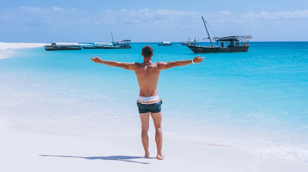 Hombre guapo de vacaciones junto al mar