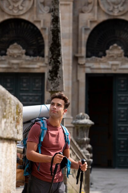 Hombre guapo viajando con su mochila