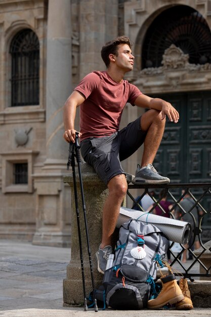 Hombre guapo viajando con su mochila