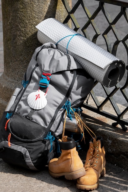 Hombre guapo viajando con su mochila