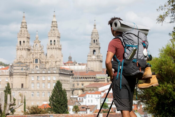 Foto gratuito hombre guapo viajando con su mochila