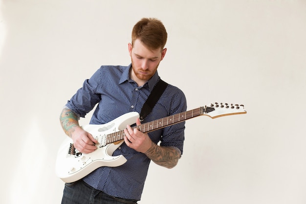 Hombre con guitarra