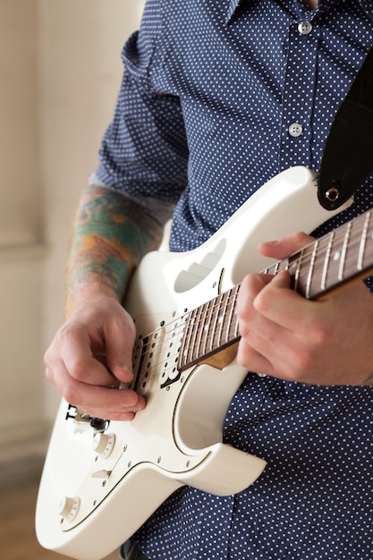 Foto gratuita hombre con guitarra