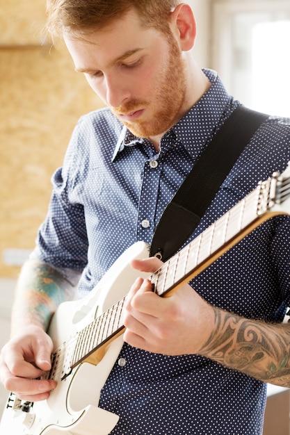 Hombre con guitarra