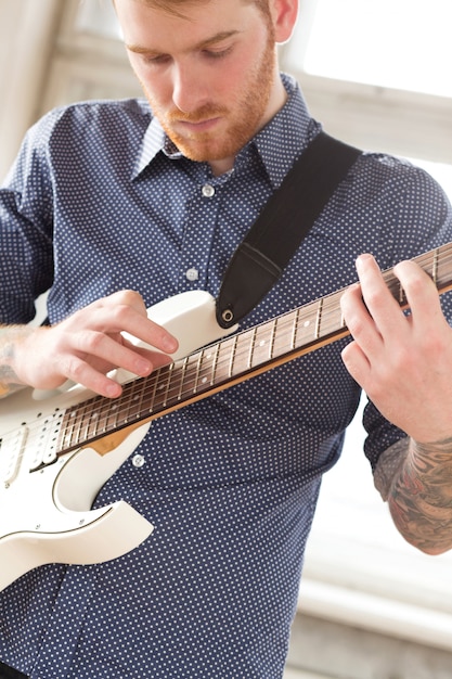 Foto gratuita hombre con guitarra