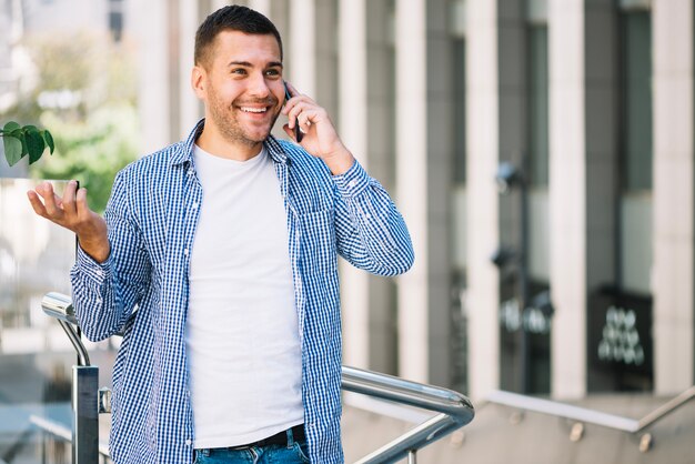 Hombre hablando emocionalmente en el teléfono