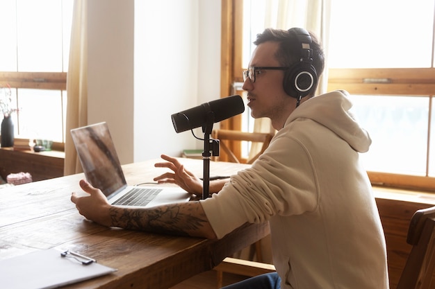 Foto gratuita hombre hablando en el plano medio del podcast