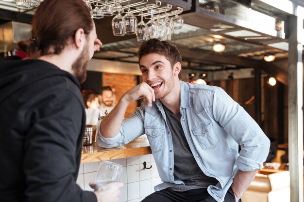 hombre hablando con su amigo en el bar