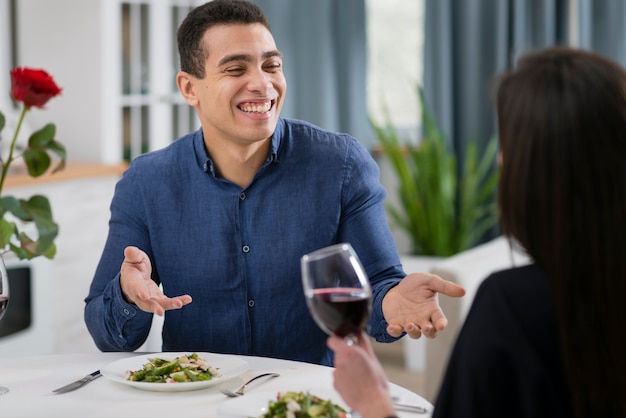 Hombre hablando con su novia en una cena de San Valentín