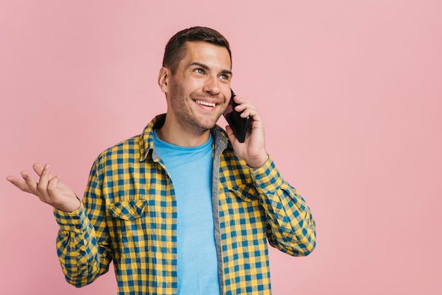 Hombre hablando por teléfono con espacio de copia