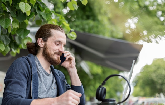 Hombre hablando por teléfono mientras está en la ciudad