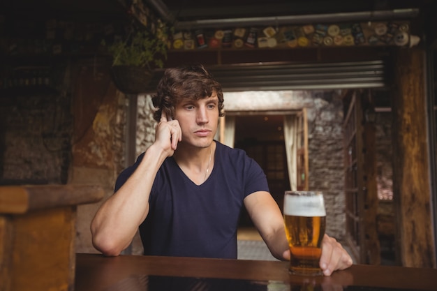 Hombre hablando por teléfono móvil en el bar