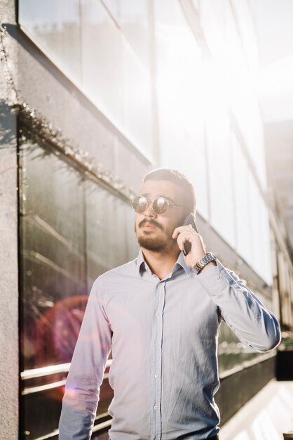 Hombre hablando teléfono en retroiluminado