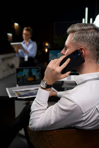 Hombre hablando por teléfono en el trabajo