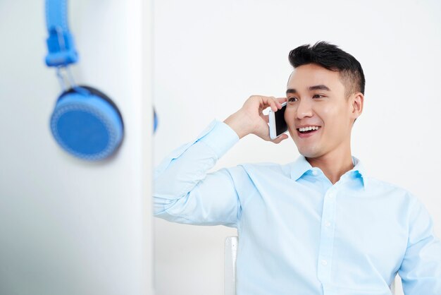 Hombre hablando por teléfono