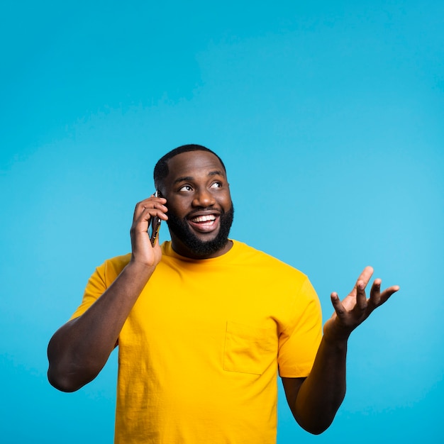 Foto gratuita hombre hablando por teléfono