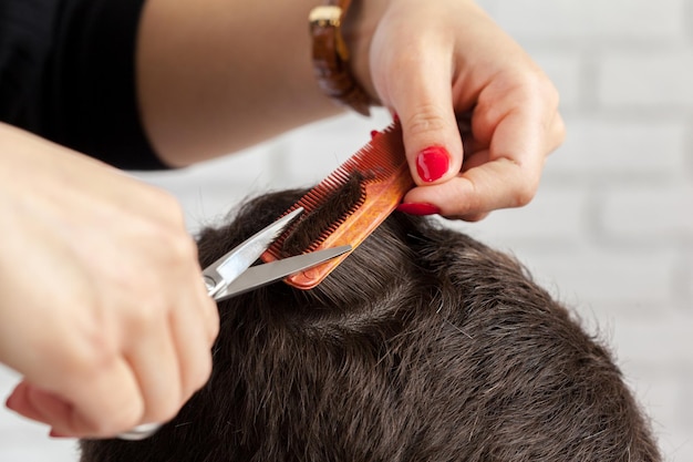 El hombre hace un corte de pelo